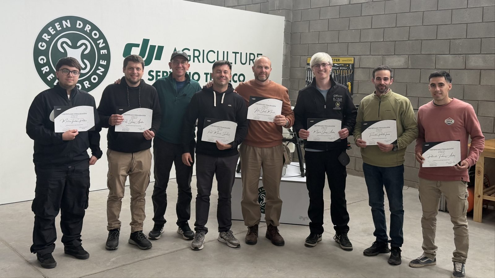 Alumnos de ABT con sus certificados
