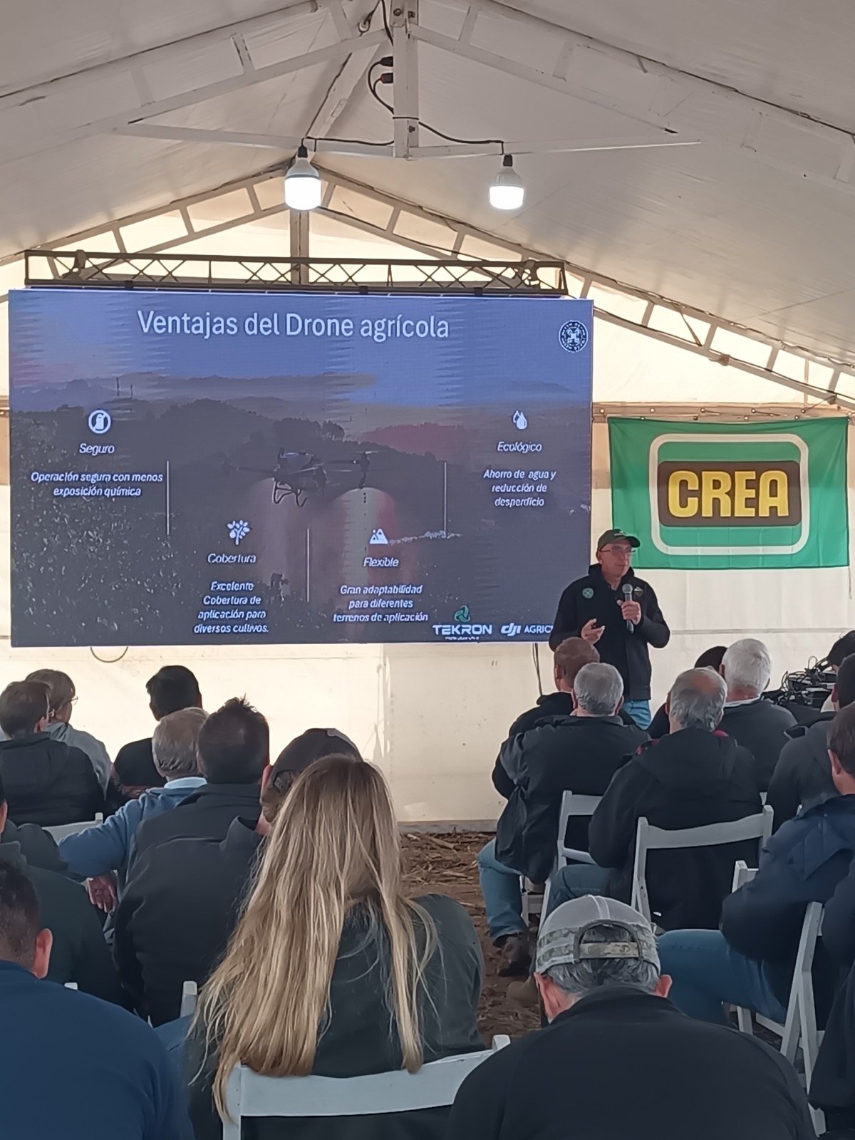 Rodrigo Becerra dando una charla sobre drones agrícolas en un evento de CREA