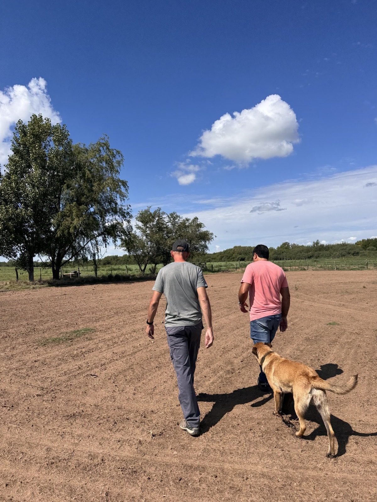 Rodrigo Becerra recorriendo un establecimiento junto a un productor